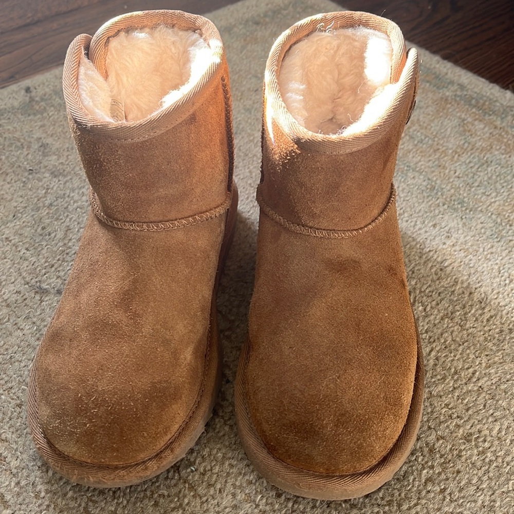 UGG Australia UGG Kid's Jona Suede Side Snap Closure Chestnut Boots.Girl.Size:2